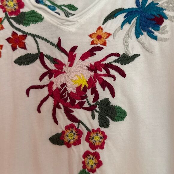Sundance white embroidered floral vneck top small - Picture 4 of 9